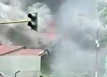 Massa Bakar Kantor DPRD Papua Barat di Manokwari