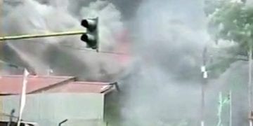 Massa Bakar Kantor DPRD Papua Barat di Manokwari