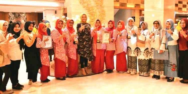 Ketua TP PKK Kota Tanjungbalai, Hj Sri Silvisa Novita Muhammad Syahrial (paling tinggi) berphoto bersama dengan timnya di acara puncak Jambore Kader TP-PKK Tingkat Provsu di Ballroom Hotel Le Polonia & Convention, Medan.