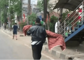 Ditolak Naik Ambulans, Ayah Korban Hanyut Gendong Jenazah Anaknya