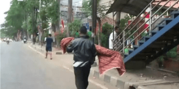 Ditolak Naik Ambulans, Ayah Korban Hanyut Gendong Jenazah Anaknya