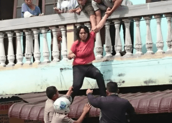 Putus Cinta, Wanita Ini Mau Bunuh Diri Loncat dari Loteng Rumah