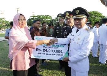 Penurunan Bendera Merah Putih di Asahan Diwarnai Pemberian Hadiah