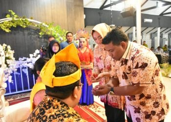 Walikota Tanjungbalai Pakaikan Topi Tengkuluk dan Songket Melayu ke Kejari yang Baru