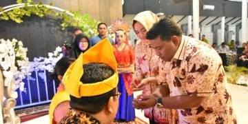Walikota Tanjungbalai Pakaikan Topi Tengkuluk dan Songket Melayu ke Kejari yang Baru