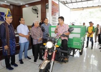 Ke Asahan, Hinca Serahkan 6 Betor Sampah ke Pemkab