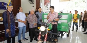 Ke Asahan, Hinca Serahkan 6 Betor Sampah ke Pemkab