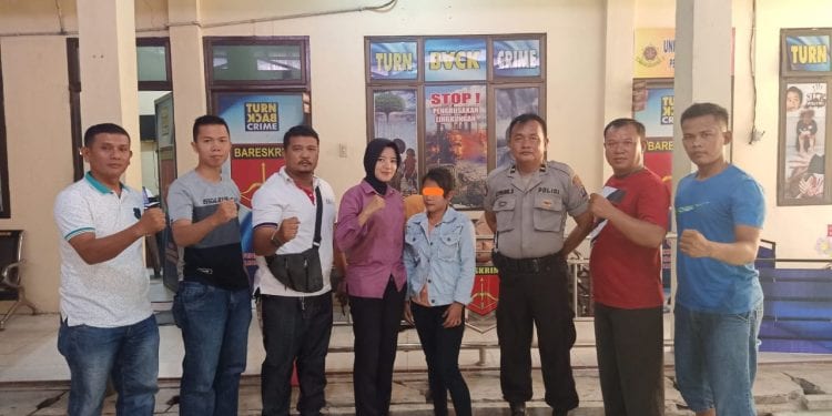 (Ignatius/taslabnews)
Tersangka penganiaya saat di kantor polisi.