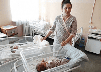 Aneh, Wanita Ini Lahirkan Bayi Kembar Tapi Selih Kelahirannya 3 Bulan