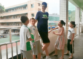 Masih 11 Tahun, Murid SD ini Miliki Tinggi 2 Meter