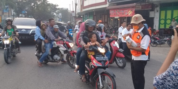 Pemberian masker pada warga Asahan.