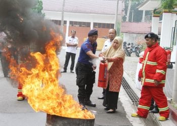 Antisipasi Kebakaran, TP PKK Kabupaten Asahan Dilatih Padamkan Api