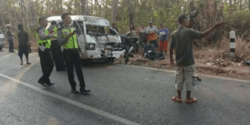 Tabrak Truk, Ambulans Pembawa Rombongan Jenazah Terbalik, 5 Orang Tewas
