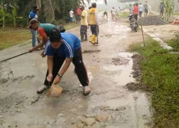 Jalanan Desa Rusak, Kades Serdang Ajak Warga Gotong Royong