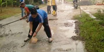 Jalanan Desa Rusak, Kades Serdang Ajak Warga Gotong Royong