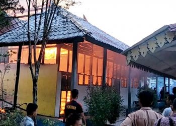 Diduga Korslet Arus Listrik, Kantin dan Ruang Kelas SMPN-1 Tanjungbalai Ludes Terbakar
