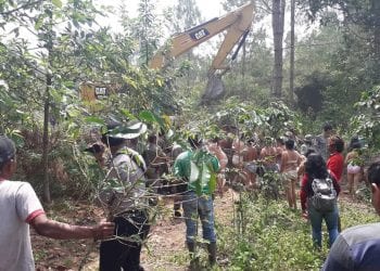 Ibu-ibu di Tobasa Bugil Tolak Pembangunan Jalan Wisata