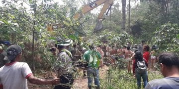 Ibu-ibu di Tobasa Bugil Tolak Pembangunan Jalan Wisata