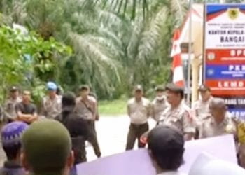 Video Mesumnya Beredar, Warga Tuntut Kades Bangai Mundur dari Jabatan