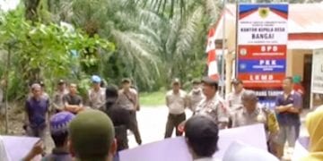 Video Mesumnya Beredar, Warga Tuntut Kades Bangai Mundur dari Jabatan