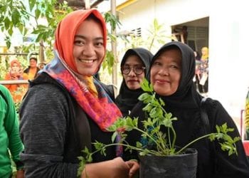 Ketua PKK Tanjungbalai Serahkan Bibit Tanaman dan Sarana Produksi Pertanian