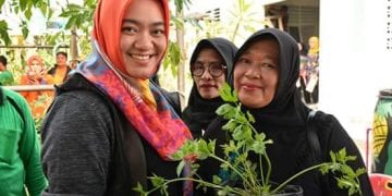 Ketua PKK Tanjungbalai Serahkan Bibit Tanaman dan Sarana Produksi Pertanian