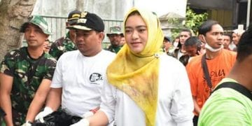 Wali Kota Tanjungbalai dan Ketua PKK Ikut Bersihkan Sampah di Jalanan