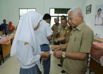 Plt Bupati Asahan Serahkan 199 e-KTP Kepada Pelajar SMA
