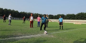 Plt Bupati Asahan Lakukan Tendangan Perdana Pertandingan Sepakbola