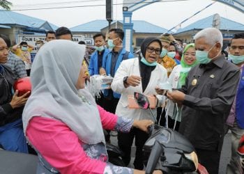 Kurangi Dampak Kabut Asap Terhadap Warga, Plt Bupati dan Polres Asahan Bagikan Masker