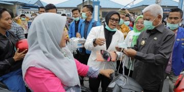 Kurangi Dampak Kabut Asap Terhadap Warga, Plt Bupati dan Polres Asahan Bagikan Masker