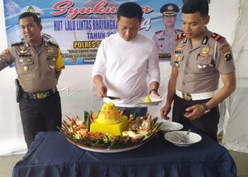 Kapolres Simalungun Beri Bantuan pada Penggali Kubur dan Parbetor di HUT Korps Lalulintas