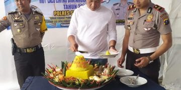 Kapolres Simalungun Beri Bantuan pada Penggali Kubur dan Parbetor di HUT Korps Lalulintas