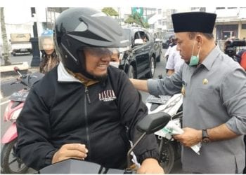 Cegah Dampak Asap, Bupati Labuhanbatu Bagikan Ribuan Masker pada Warga