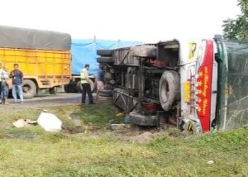 Elakkan Truk Parkir, Bus Bintang Utara Terjungkal ke Perkebunan di Asahan