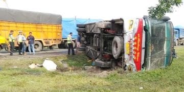 Elakkan Truk Parkir, Bus Bintang Utara Terjungkal ke Perkebunan di Asahan