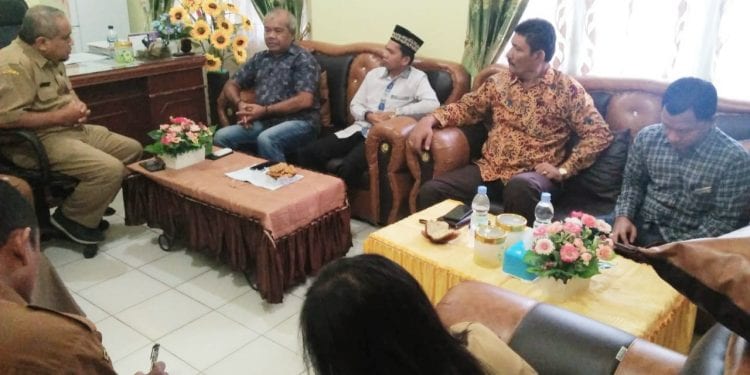 foto: ignatius siagian/taslabnews.com
Plt Direktur RSUD Dr Tengku Mansyur Tanjungbalai saat menerima kunjungan Pokja 3 DPRD Kota Tanjungbalai diruang kerjanya.