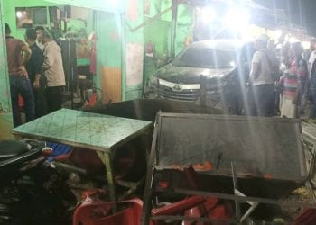 Tepergok Mobil Berlawanan Arah, Avanza Seruduk Warung Mie di Asahan