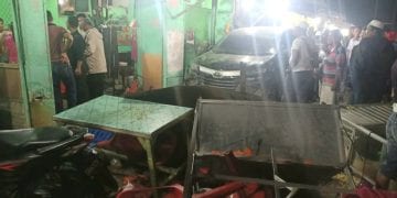Tepergok Mobil Berlawanan Arah, Avanza Seruduk Warung Mie di Asahan