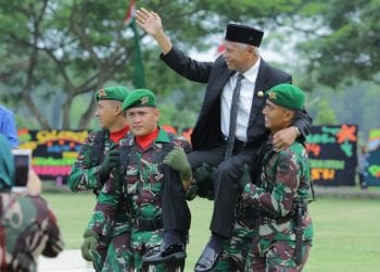 Hadiri Upacara HUT TNI ke-74, Bupati Asahan Surya Digotong Personel TNI