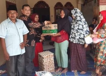 Rosmansyah dan Istri Bantu Korban Banjir