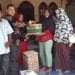 Rosmansyah dan Istri Bantu Korban Banjir