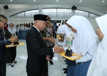 Bupati Asahan Surya Beri Penghargaan Buat Suci dan Siswa Berprestasi di Hari Sumpah Pemuda