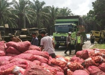 Truk Pengangkut Bawang Terlibat Tabrakan Beruntun di Jalinsum Torgamba Labusel