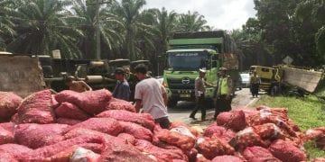 Truk Pengangkut Bawang Terlibat Tabrakan Beruntun di Jalinsum Torgamba Labusel