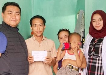 Fikri, Warga Labura Penderita Kanker Mata Menerima Tali Asih dari Hendri Yanto Sitorus