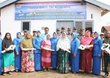 TNI AL Serahkan 6 Unit Rumah ke Warga Penerima Bantuan Bedah Rumah