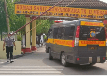 Mobil ambulans yang membawa jenazah terduga teroris.