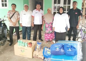 Kades dan Warga Sei Beluru Bangun Kembali Rumah Bu Legira