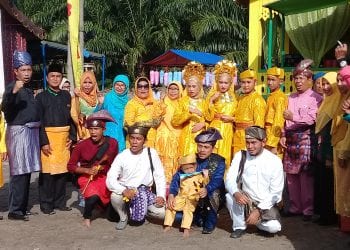 Ke Stand Melayu di PSBD, Gubsu dan Bupati Asahan Dipakaikan Tanjak